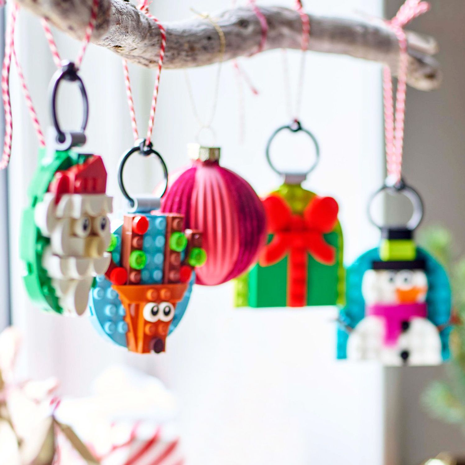 LEGO Iconic Christmas Ornament Selection 40744 - Image 3