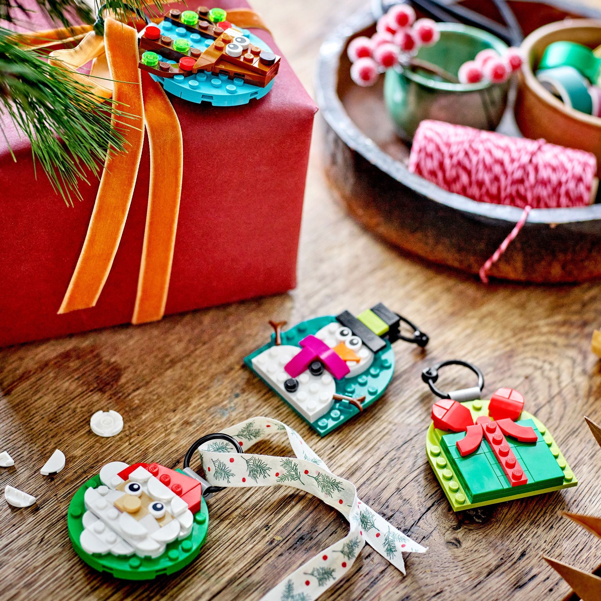 LEGO Iconic Christmas Ornament Selection 40744 - Image 4